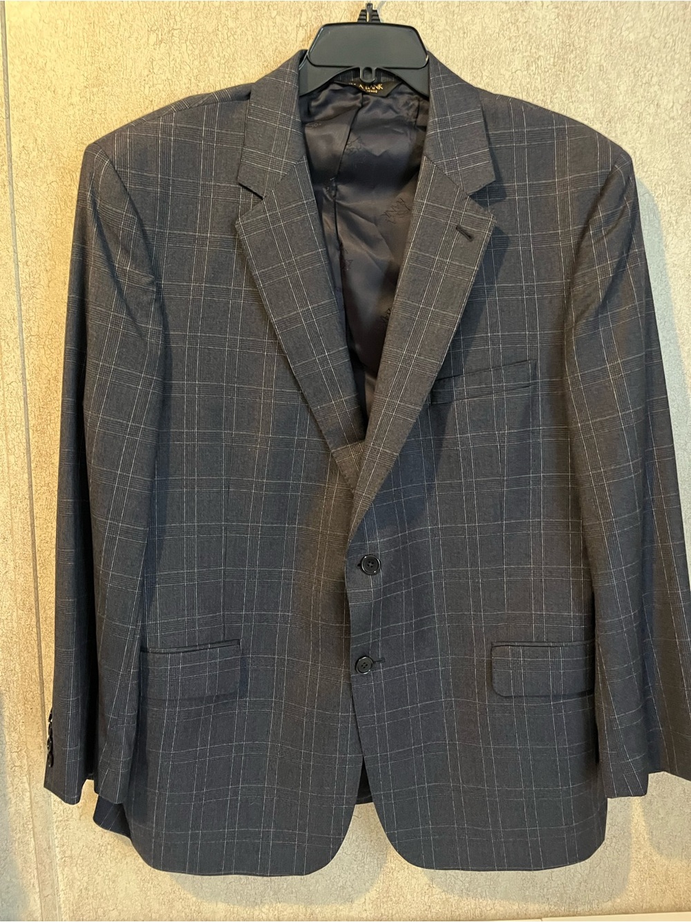 Jos A Banks Suit Signature Gold 100% Wool plaid 46R Jacket 41 W Pleated Slacks